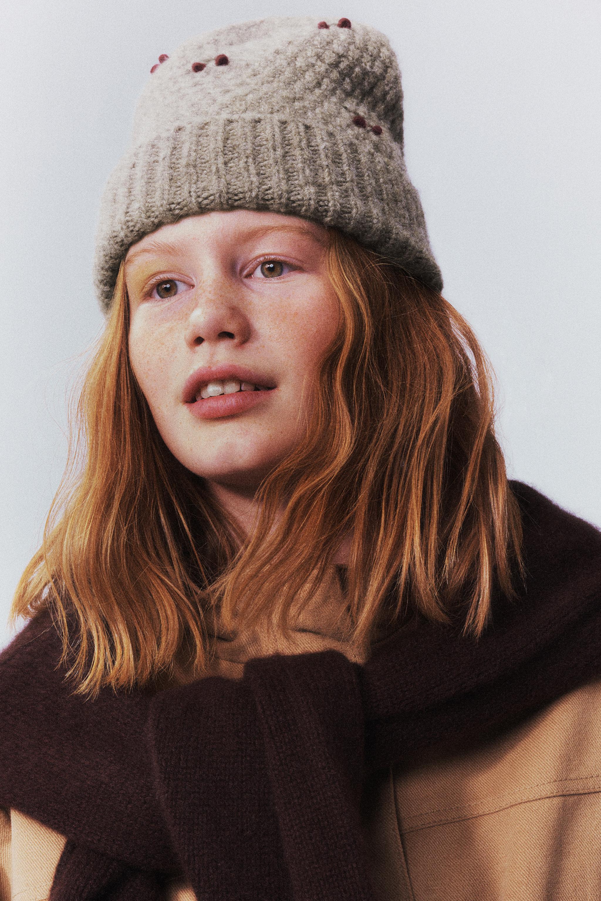 BONNET EN MAILLE STRUCTURÉE CERISES